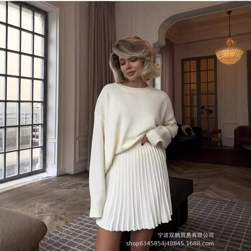 Winter Clothing Color - Jesienny sweter z dekoltem w jednolitym