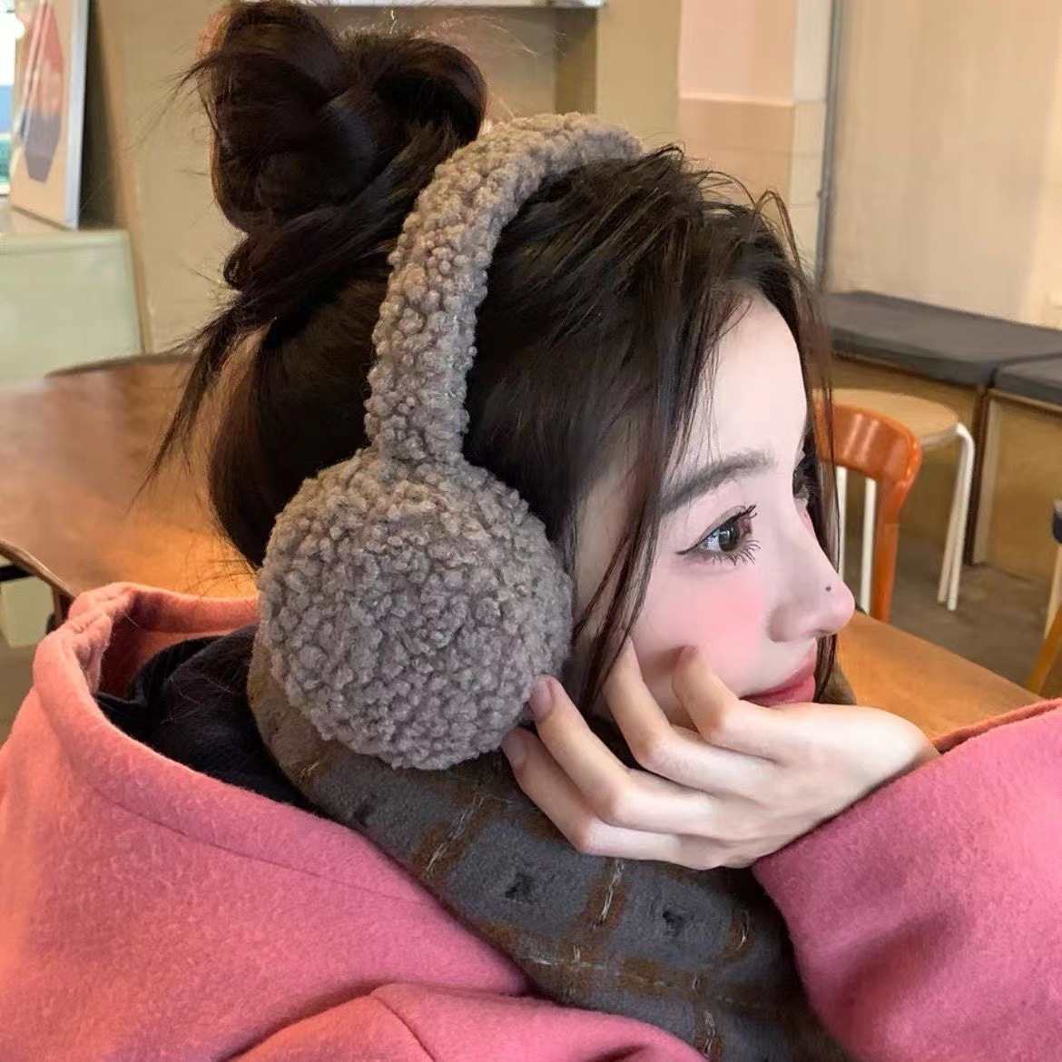 Minimalistyczne pluszowe nausz – Winter Clothing Earmuffs recenzja i cena